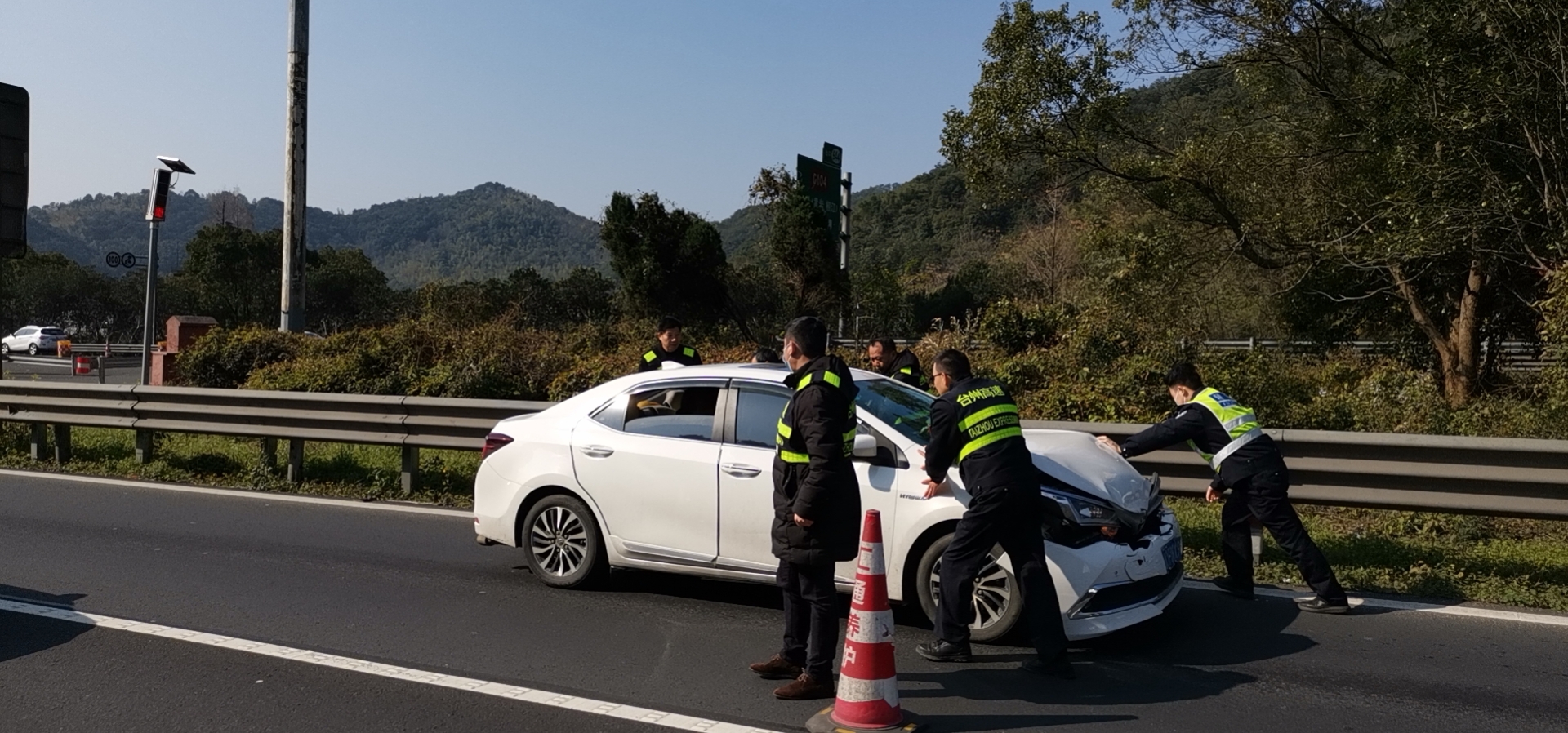 2月5日二車追尾事故車現(xiàn)場毛洪迅.jpg